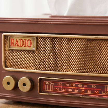 Close-up of the RADIO nameplate, mesh grille and glowing ONDA-LARGA dial