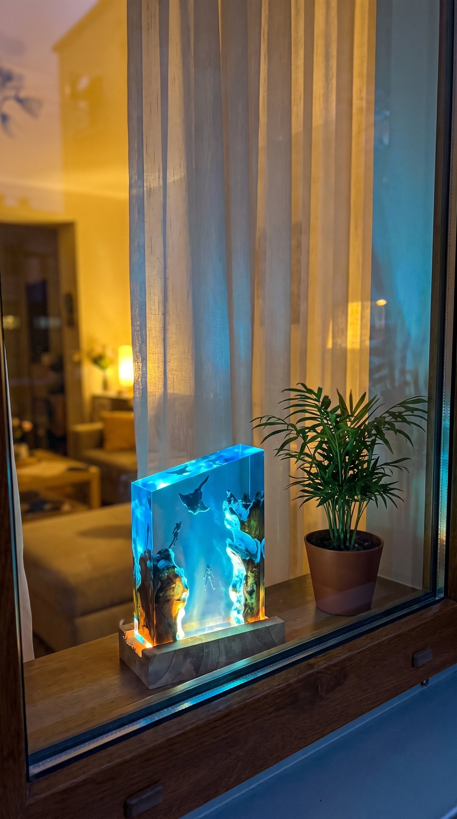 Tideglass manta lamp on a windowsill - customer photo